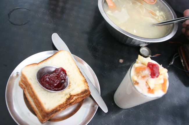 ラッシーは最高に美味しい。<br />私は毎日2回は必ず食べた。