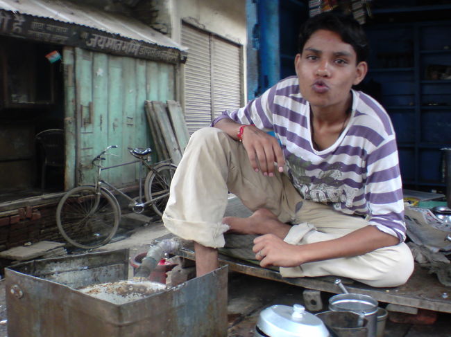 プラプラしていたら、チャイを飲んでいく事になった。