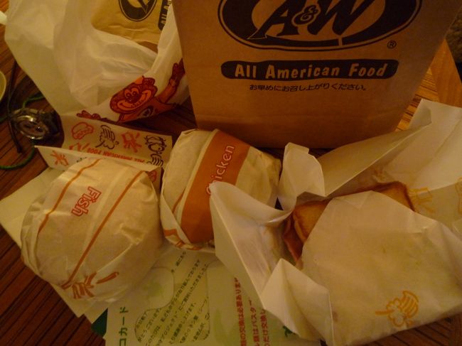 今日は疲れたので、夕飯はハンバーガーをホテルにお持ち帰りです。