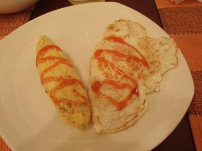 コックさんが、その場で焼いてくれる<br />オムレツ＆卵焼きです♪<br />ふわふわしてて美味しかった〜