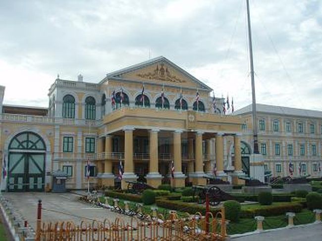 今日は、バスで一日バンコク観光です。<br />バスから見た、綺麗な建物♪