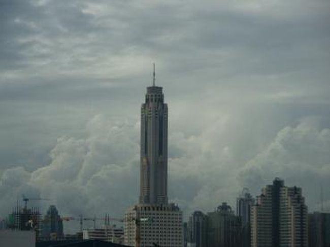 今日の天気は曇りで、高いビルの向こうに<br />積乱雲がすごいモクモクしてる〜！！<br />雨降りそう・・・(^_^;)