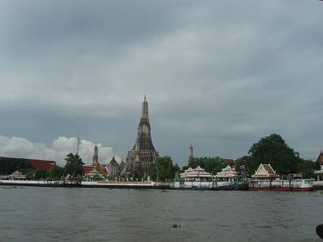 まずは、チャオプラヤー川の向こう岸にある<br />“暁の寺”、【ワットアルン】