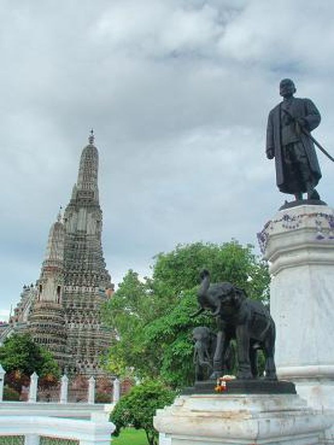 ５分ぐらいで、ワットアルンに到着！<br />銅像があり・・・（誰の銅像だか忘れてしまった）