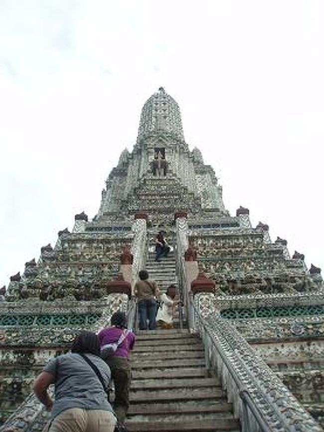 中央の大仏塔に上ってみました！<br />噂には聞いていたけど、ものすごい急な階段！！<br />母はキツイから上らないかな〜？と思っていたら、<br />母曰く「もう一生ココには来れないんだから上らなきゃ！！」<br />って気合い入ってました(笑)<br /><br />この大仏塔は高さ７５ｍ、台座の周りは２３４ｍ