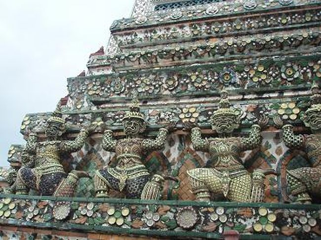 陶器の破片を埋め込んで花や植物の模様に作られています。