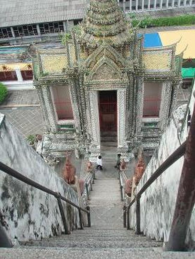 素晴らしい眺めに感動したけれど・・・<br />また階段を下りる時が大変！<br />上るより、メッチャ怖い〜！！<br />ほとんど直角だもん・・・(*T▽T*)<br />