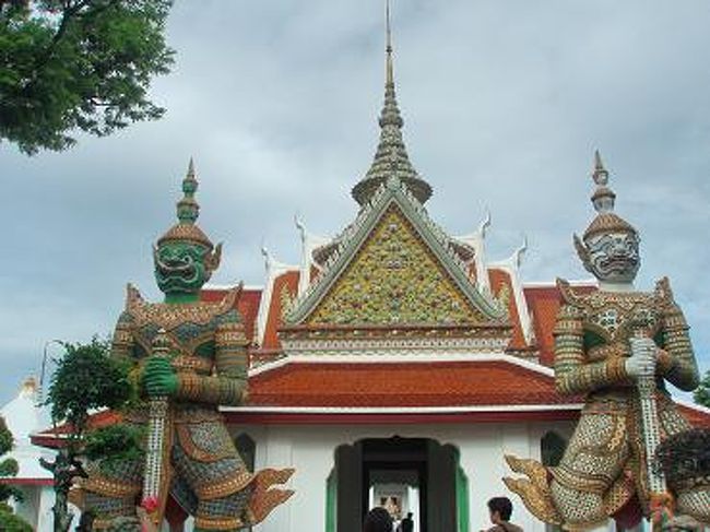 ワットアルンの隣の【本堂】へ・・・<br />巨大な２体の鬼（タイ語で“ヤック”）の門番が！