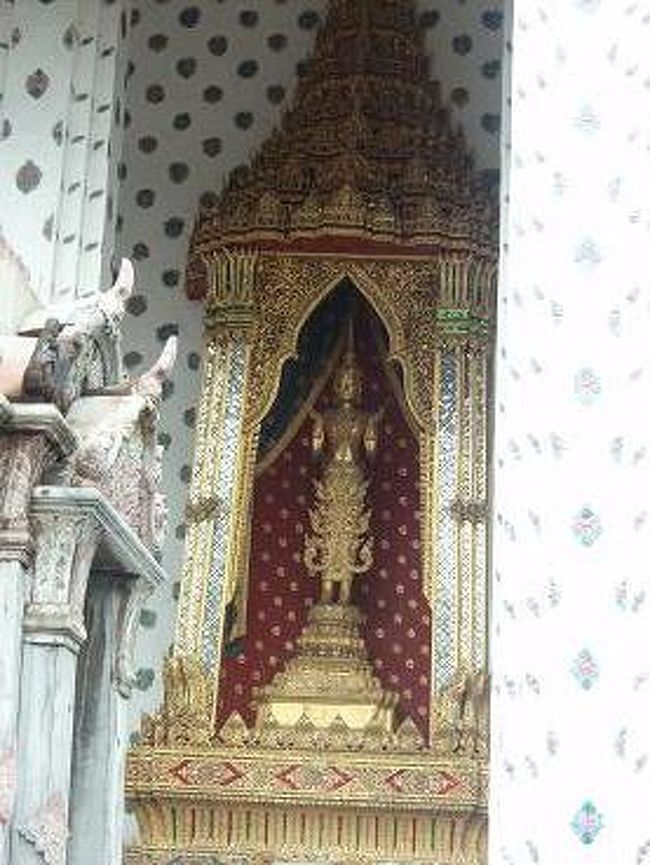 本尊には、ラーマ２世の遺骨が納められているのだとか