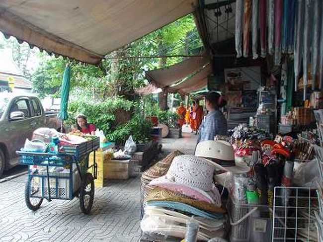 また船に乗って戻って、街中をちょっと歩きました。<br />遠くからお坊さん達がやってきたよ！