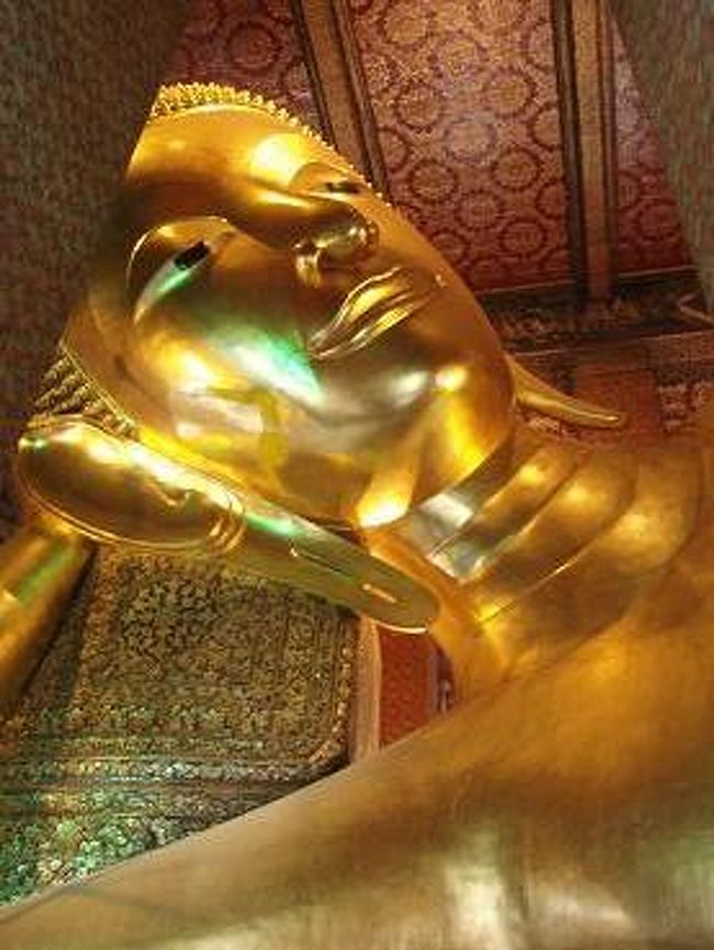 【ワットポー】に到着。<br />全長49メートル、高さ12メートルの寝釈迦仏！！<br />堂々とした寝姿に思わず圧倒されます〜！！