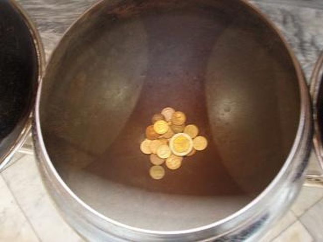 小銭を入れて煩悩を捨てるんだとか。<br />小銭がちょっとしかなくて、108も入れられなかった・・・<br />