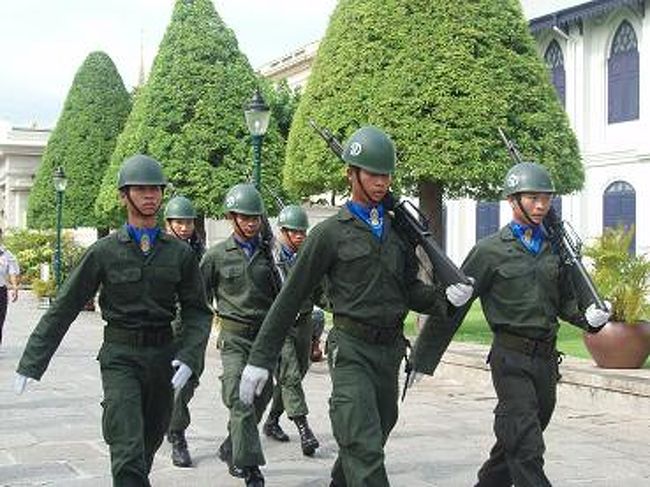 守衛さんかな？行進しておりました。