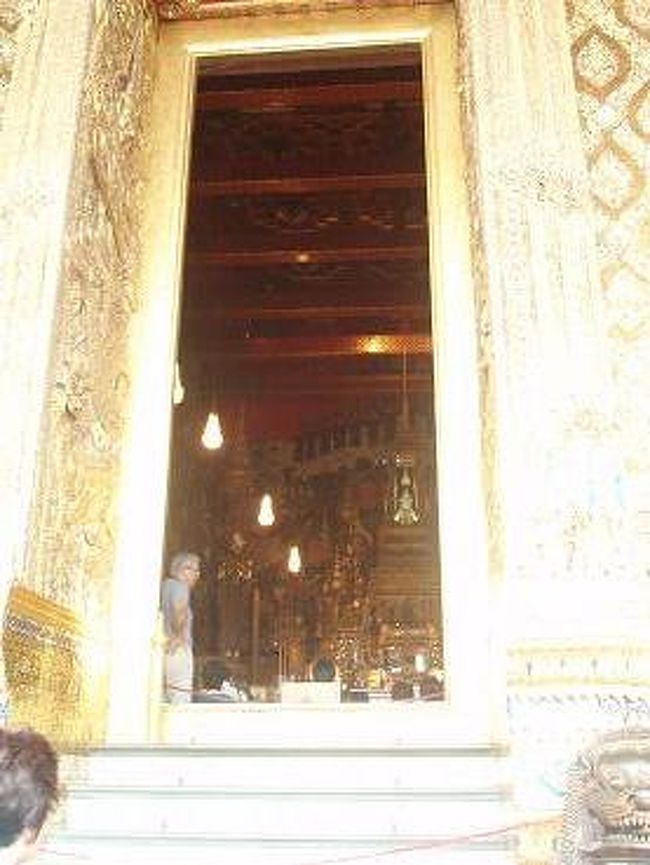 靴を脱いで本堂に入ります。<br />ここから先は撮影禁止なので、皆さんここから写真撮ってました。<br />中には、タイで最も重要な仏像である<br />【エメラルド仏】が鎮座しています。<br />