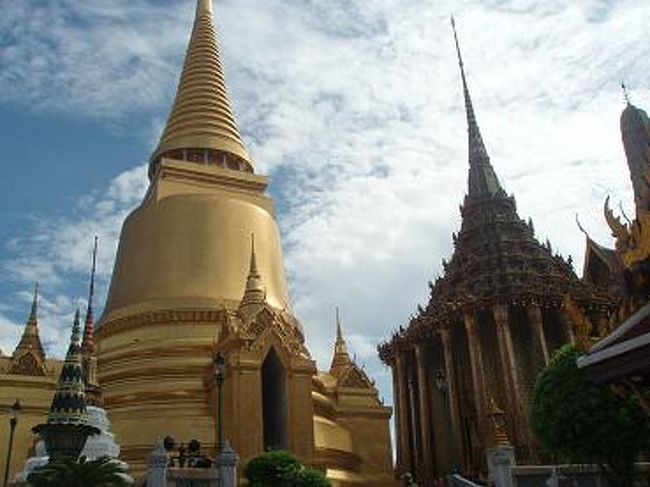この黄金の仏塔【プラ・シー・ラタナー・チェディ】<br />ラーマ4世がアユタヤーにある<br />ワット・プラシーサンペットの仏塔を真似して建てたものだとか。<br /><br />右に見えるのが【プラモンドップ】<br />法典が収められています。