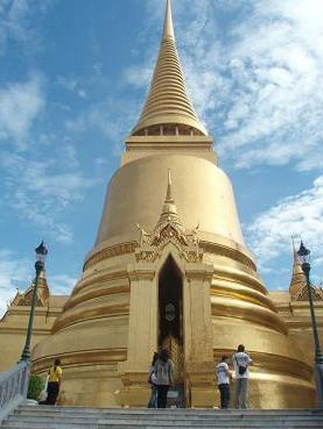 さっきまで曇りだったのに、だんだん晴れて真っ青な青空が♪<br />黄金の塔も輝きを増してきました〜