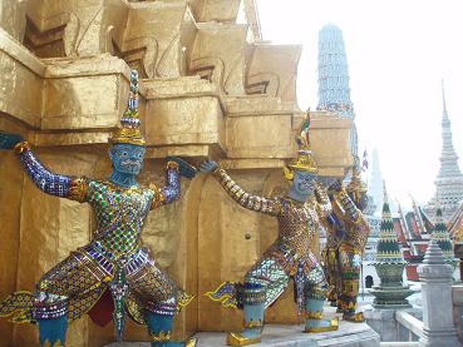 悪魔と猿神がチェディーを支えています。