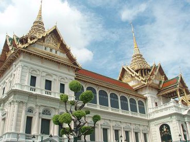 【チャックリーマハープラサート宮殿】<br />ラーマ５世が外遊から帰国して新しく建てられた宮殿です。