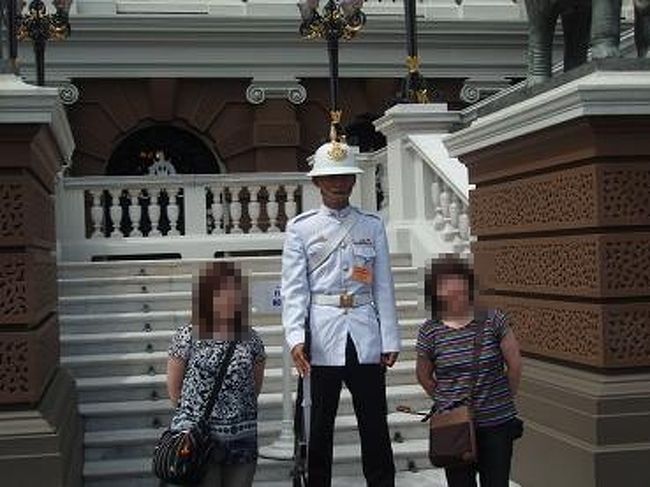 宮殿前の守衛さんと☆