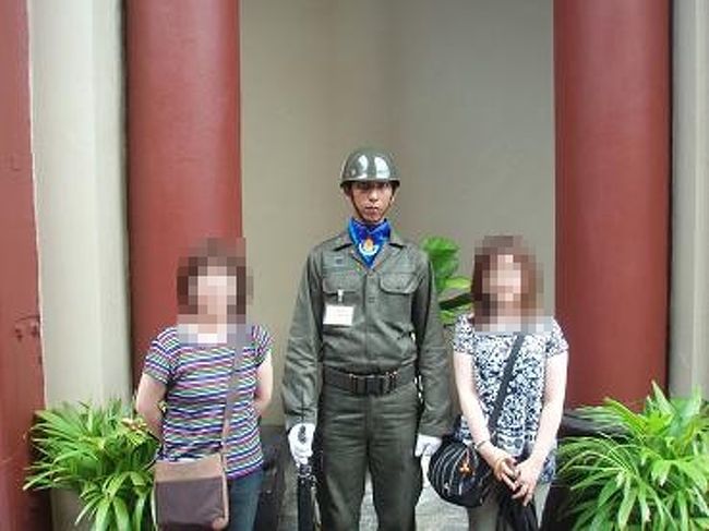 入り口前の軍人さんと一緒に♪