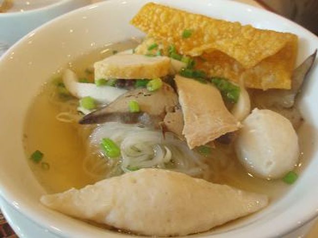いろんなサイズの乾麺を、その場でゆでてもらって、<br />うどんみたいな感じ？<br />魚の団子とか入って、さっぱり味で美味しかったです★
