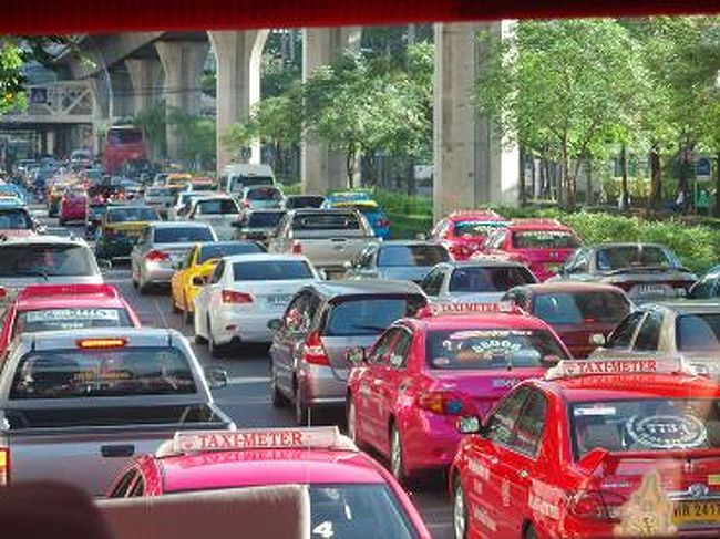 帰りのバスの中から・・・<br />渋滞みたい・・・<br />カラフルなタクシーが多いなぁ