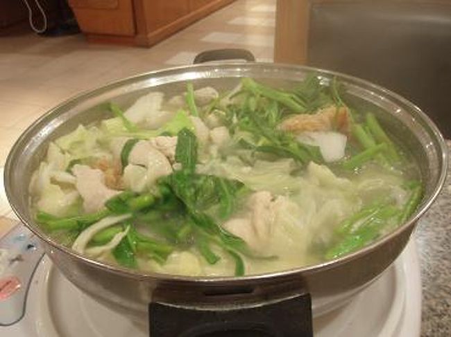 野菜がたっぷりと、魚のかまぼこみたいなのが入ってて、<br />プルプルした海草みたいなのが入ってて、何だろなと店員さんに聞いたら、【クラゲ】でした！！<br />クラゲ食べたの初めて！！