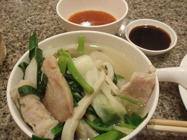 ２種類のタレに付けて食べます。<br />ちょっと辛い味噌っぽいタレと、醤油タレ。