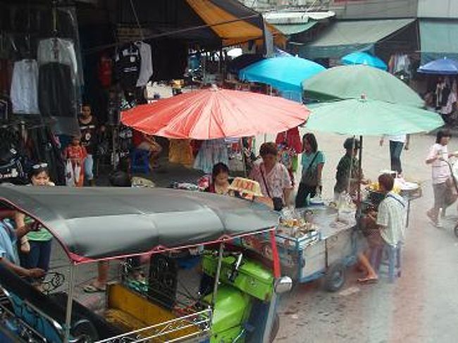 バスの中から街を眺めてると、たまにタイの方と目があったりする時があって・・・<br />タイの方がニコッて(*^-^*)微笑んでくれるんですよね！！<br />何だかすごく嬉しかったです〜♪<br />やっぱり、微笑みの国なんだなと思いました☆