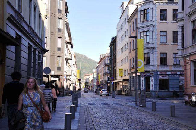 １９：５９<br />間もなく２０時です。<br />夕食が終わり、これからホテルを出ます。<br />ホテルの前の通り。まだ日はかなり高いです。