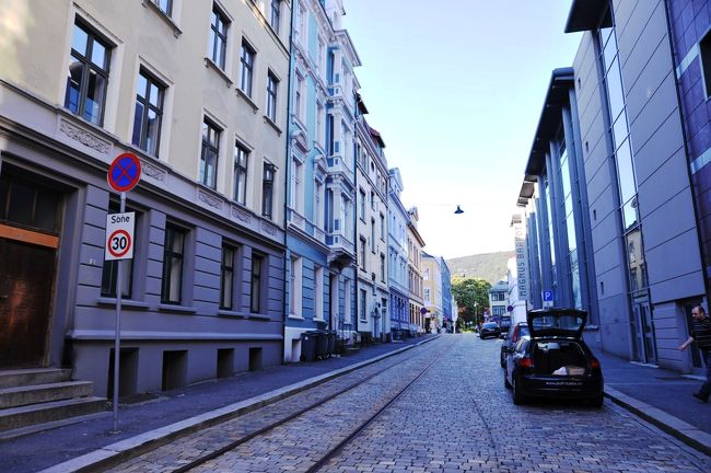 ホテルの前を２筋先を左折すると<br />メインストリート、魚市場の前を通るトーグアルメニング通りに出ます。