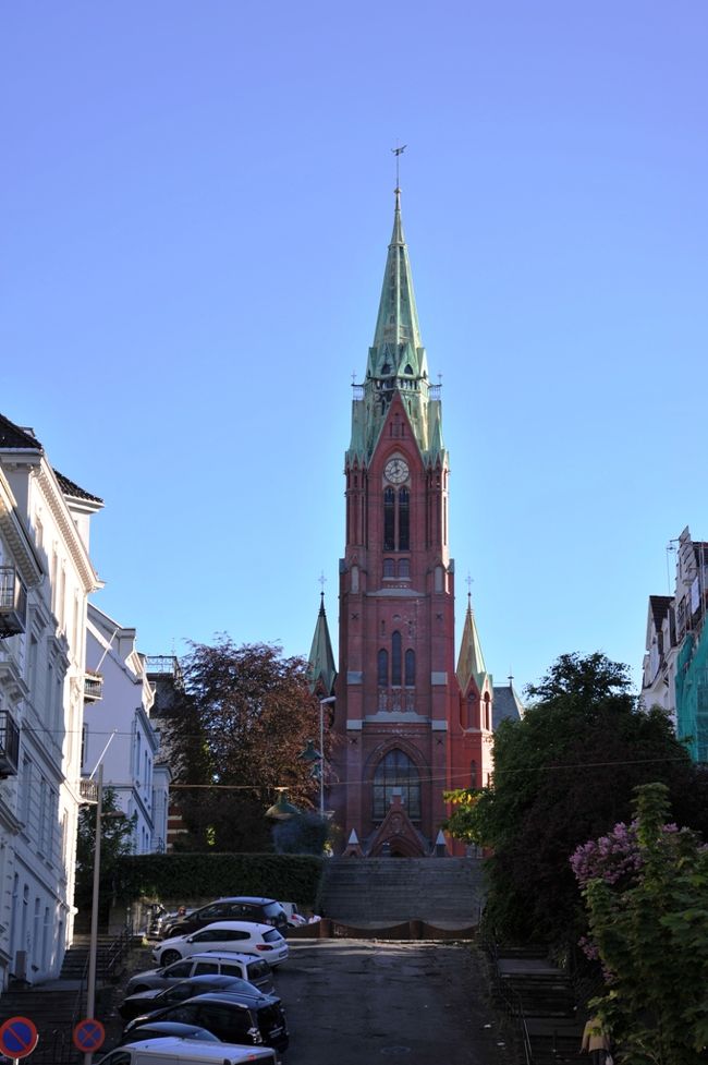 左折する場所に来ました。<br />右手の坂をみるとヨハネス教会が見えます。<br />