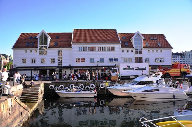 対岸です。<br />港町の風景です。