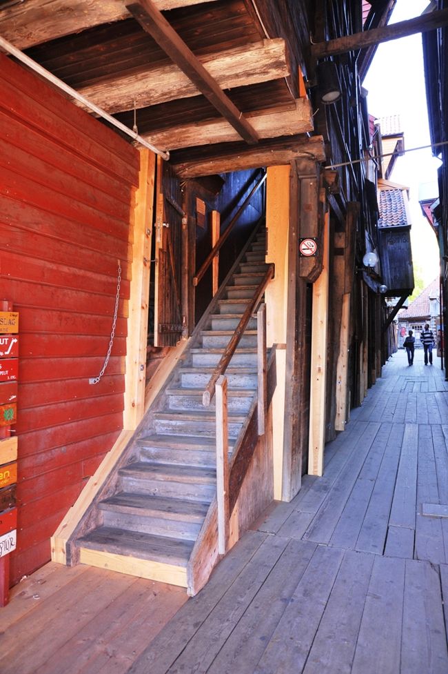 建物と建物の間の通路を入って行くと、奧にはさらに建物が組み合わせて建てられているという、おもしろい構造です。<br />