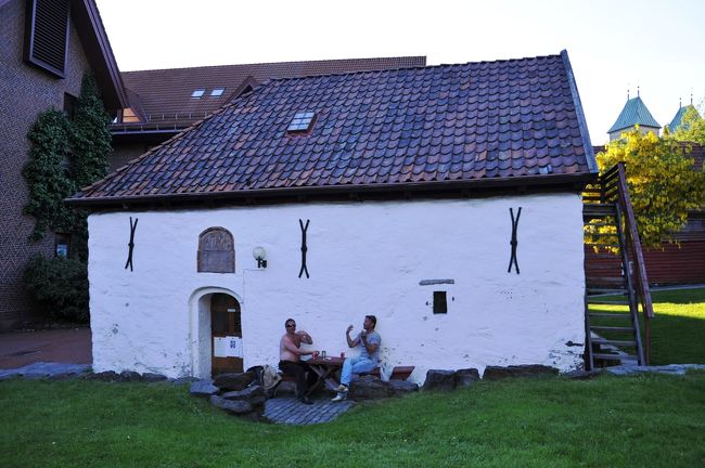 ここで飲んでいる二人<br />イタリー語で何か言っています。