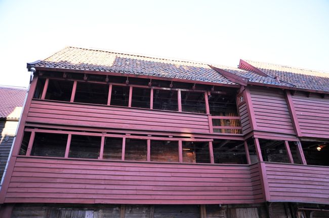 裏方の二階は事務所などがあります。