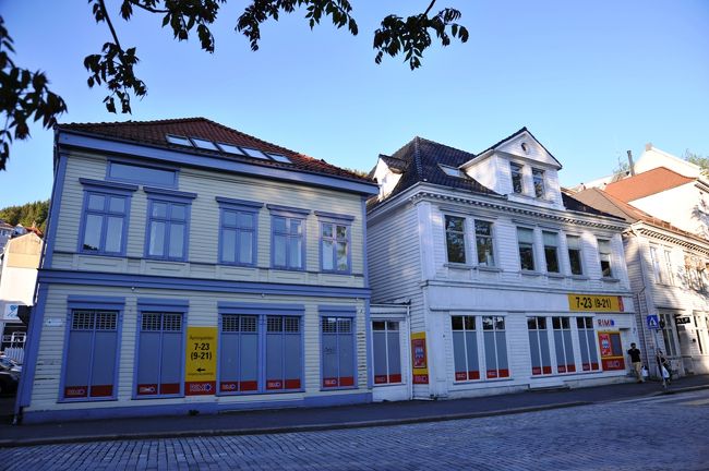 ブリッゲン地区の後ろ、東側の山の手をフロイエン山ケーブル乗り場に向けて歩きます。<br /><br />神戸の北野町のような街並みです。