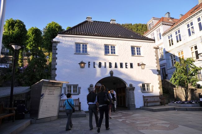 フロイエン山ケーブルー乗り場です。<br />ここで問題が、ノルウェー最後の日とあって、ノルウェークローネの持ち合わせが足りません。<br />ユーロもありません、円は両替して来いということで、どうしょう？？<br />カードはＯＫということでなんとか乗れました。<br />やはりカードがいいですね。手数料が要らず、レートがいい、つり銭がない。<br />