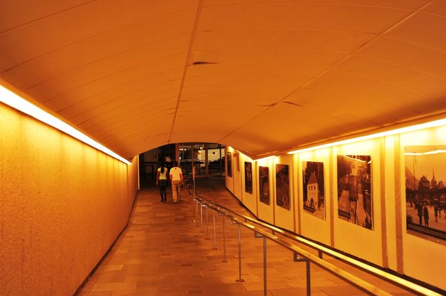 まもなく２１時です。<br />この通路を急ぎなんとか２１時に乗れました。<br />次は２１：３０でした。