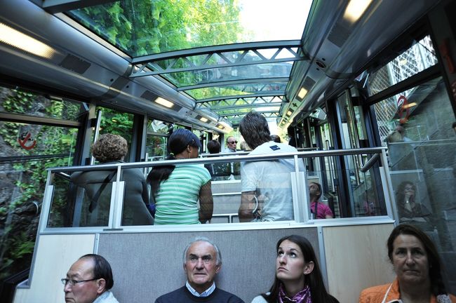 この電車はフロイエン山の斜面の住宅地の人々の足でもあります。古い街灯、愛らしく飾られた窓など、市民の暮らしぶりがうかがえます。