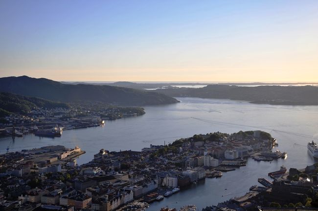 山頂に着きました。<br />フロイエン山は標高３２０ｍ、頂上からはベルゲンの街が一望のもとに見渡せます。<br />まずはベルゲンの港の様子