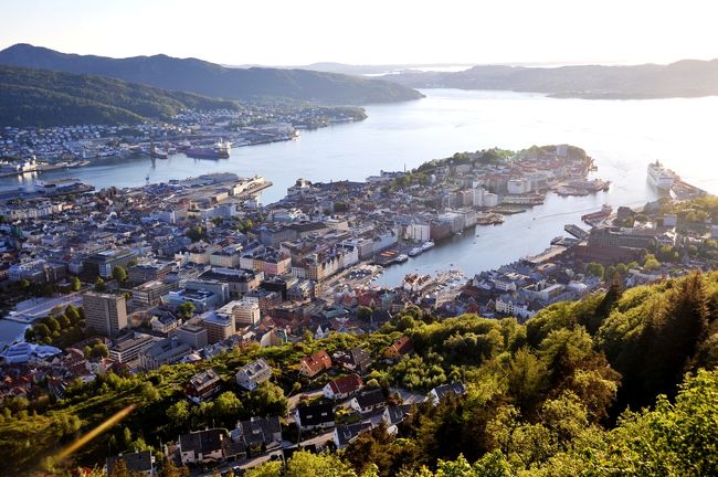 湾の入り口には豪華客船も停泊しています。