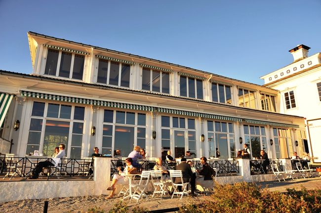 皆さん寛いでいます。<br />日没を待って夜景でも楽しむのかな？<br />でも２２時が最終ではなたっかな？