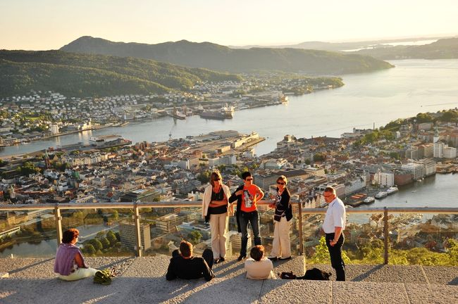 後から来た人<br />夕陽が段々赤くなってきました。