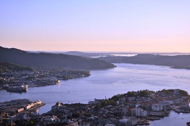 いくつも島が浮かんでいます。<br />このあと２１：３０のケーブルで戻ろうとうことになり、急ぎます。なんとか間に合いました。