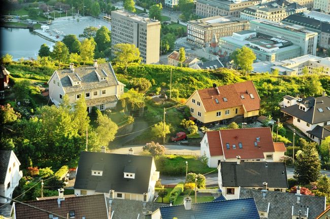 家が綺麗に見えます。<br />マッチ箱のようですね。