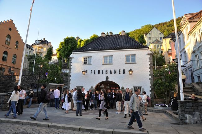 乗り場に下りてきました。<br />これからメインストリートを通ってホテルまで帰ります。