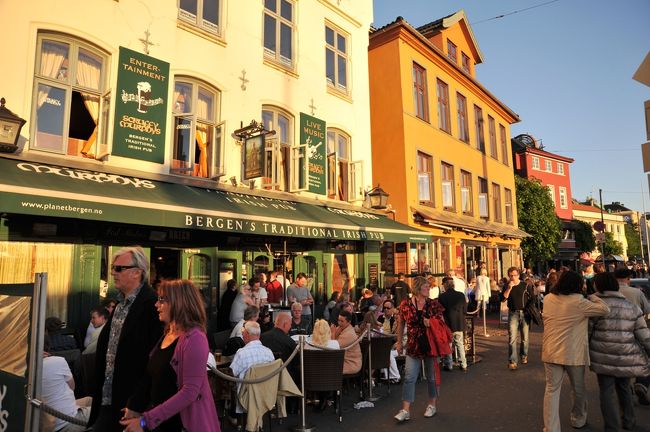 オープンカフェーはまだまだにぎわっています。