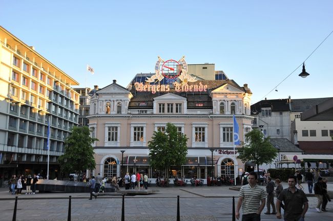 ２１：５０をさしています。<br />このあとホテルに帰り、シャワーなど浴びて、就寝したのは２３時ごろ。<br />翌朝は３時に起きて４時に出発です。