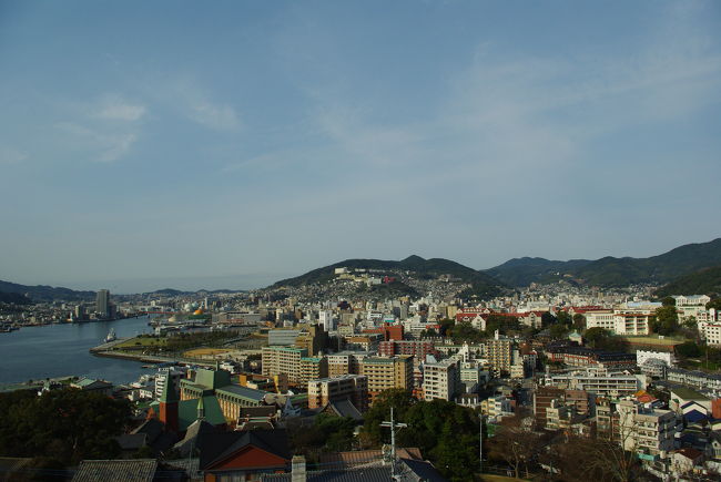 ５号系統の終点・石橋からグラバー園に行くには斜行エレベータを利用し、「グラバースカイロード」を通過します。このルートでは、グラバー園の一番上から入場し、次第に下るルートとなります。グラバースカイロードの途中では、長崎市の町並みが一望できます！